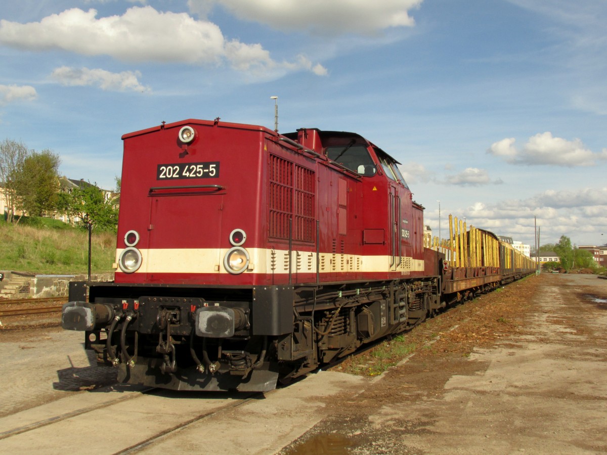 Die 202 425 der MEG beim zusammenstellen des Leerholzzug in Plauen im Güterbahnhof. Aufgenommen am 04.05.2015