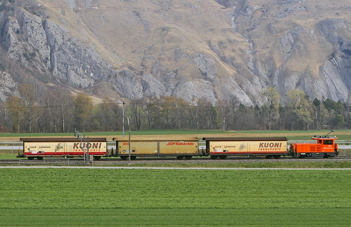 Die 2020 in Dienst gestellte Geaf 2/2 206 01 befördert am 29.03.2022 bei Felsberg einen kurzen Güterzug nach Chur