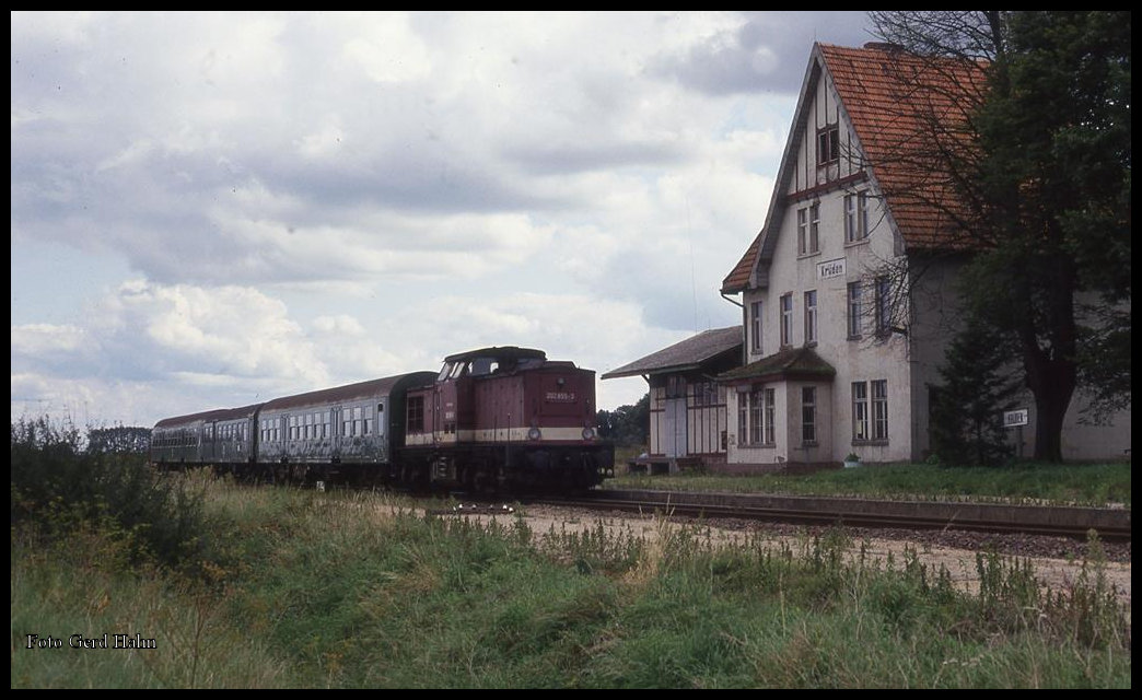 Die 202855 mit dem P 6836 nach Salzwedel erreicht hier am 29.8.1993 um 13.01 Uhr den Bahnhof Krüden. Es handelt sich hier um die Verbindungsstrecke KBS 303 von Geestgottberg über Arendsee nach Salzwedel.