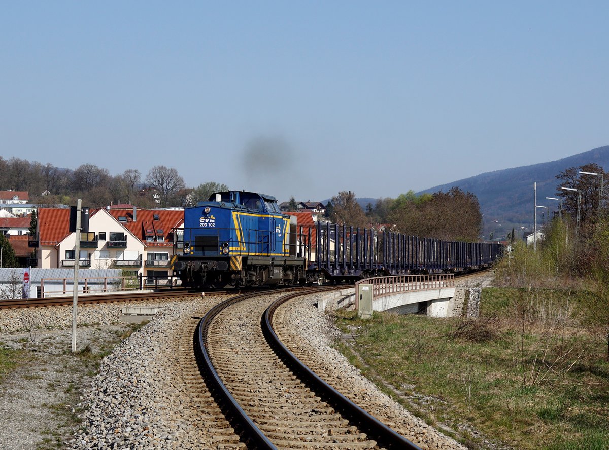 Die 203 102  mit einem Güterzug am 01.04.2017 bei der Ausfahrt aus dem Deggendorfer Hbf.