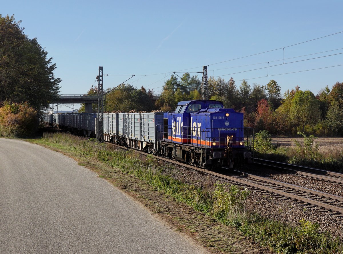 Die 203 126 mit einem Rübenzug am 05.10.2018 unterwegs bei Amselfing.
