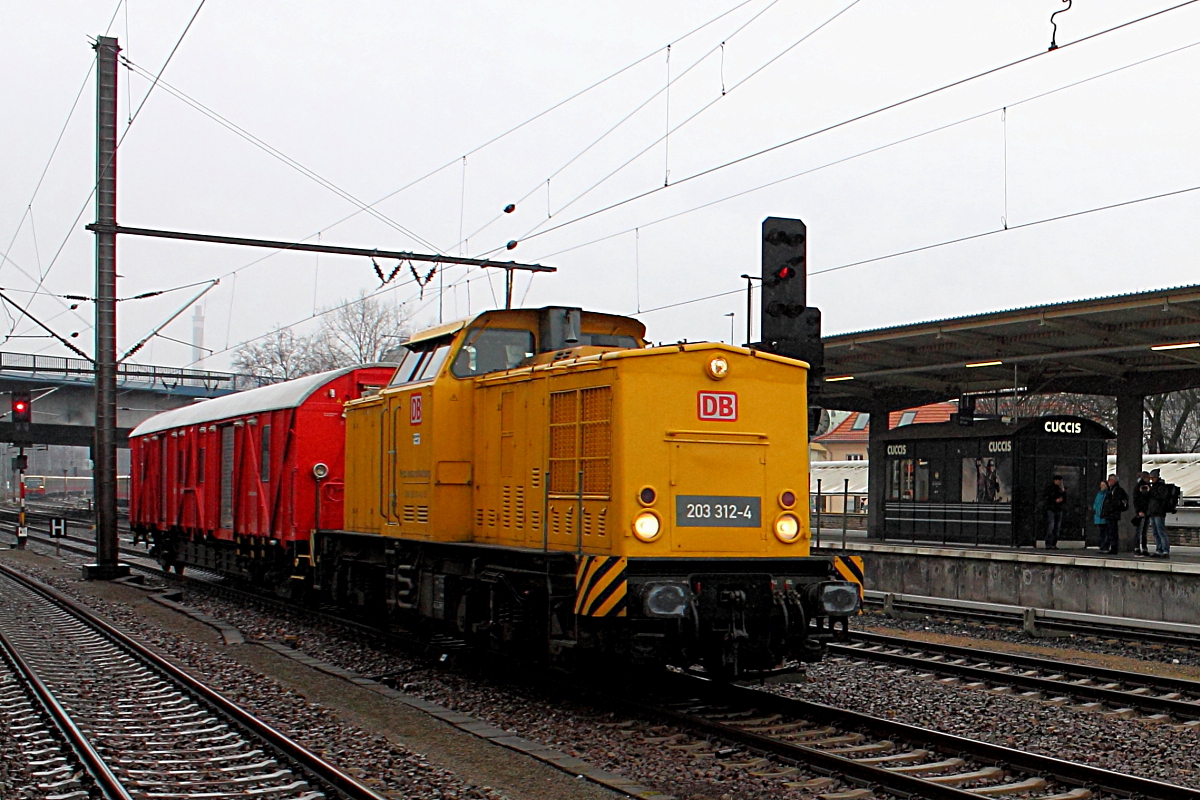 Die 203 312-4 der DB Netzinstandhaltung dieselt bei Nieselregen am 25.03.2016 durch Berlin –Lichtenberg.
Die Maschine wurde 1975 unter der Fabriknummer 14896 bei den LEW in Hennigsdorf gefertigt.
