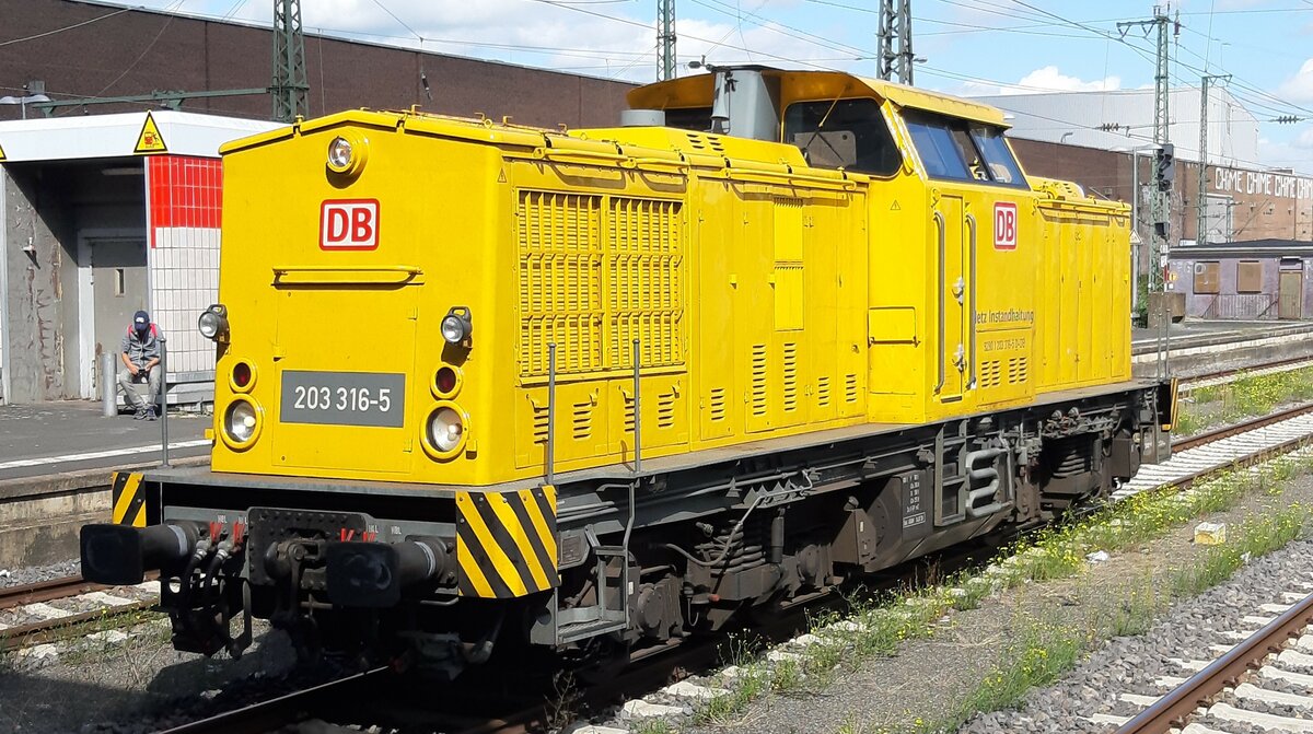 Die 203 316-5 von DB Netz steht am 18.09.2023 im Hauptbahnhof Düsseldorf und wartet auf das Signal zur Weiterfahrt