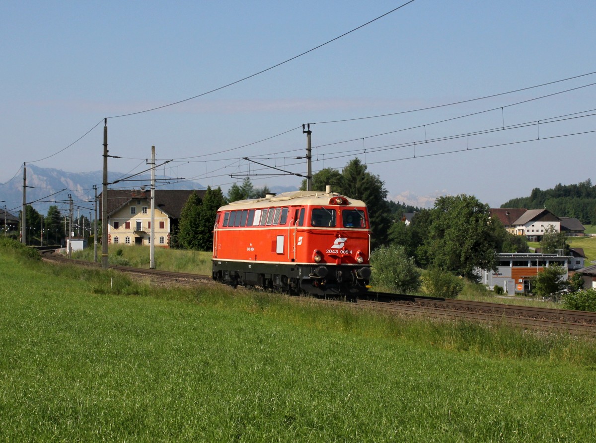 Die 2043 005 am 04.06.2014 unterwegs bei Weng.