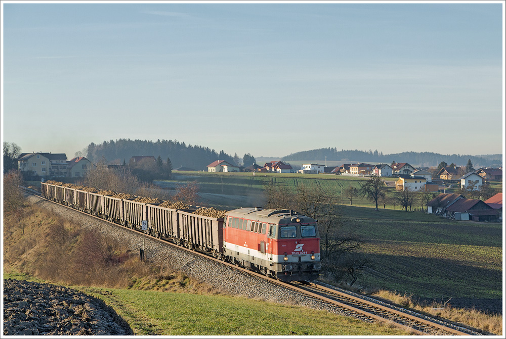 Die 2043.021 bringt nun den aus nur 10 Wagen bestehenden Zug als 75829 von Ried nach Wels. Die restlichen 6 Wagen wurden dem Sammler beigefügt und gelangten so nach Wels. 16.12.2013
