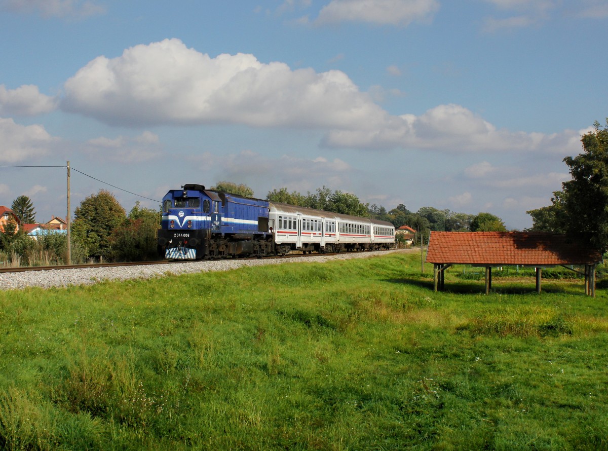 Die 2044 006 mit einem Pu nach Varaždin am 05.10.2015 unterwegs bei Sudovčina.