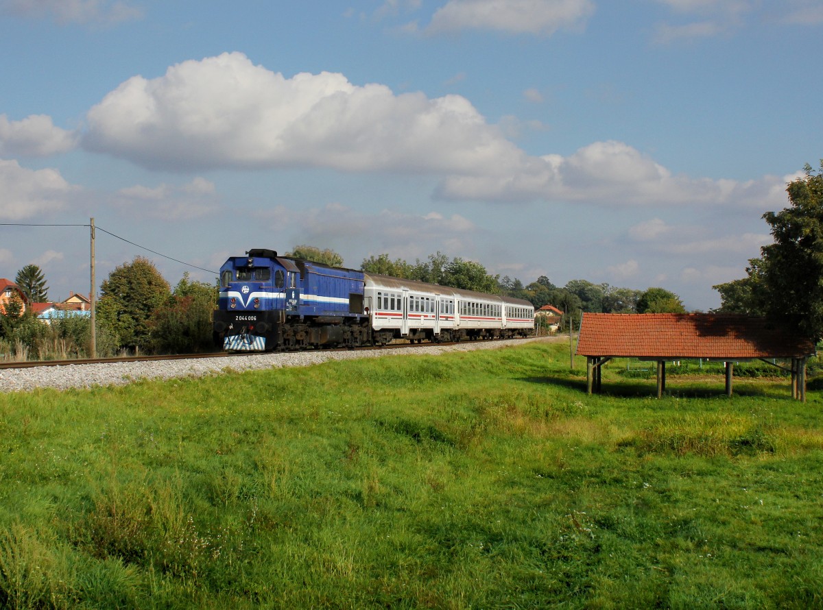 Die 2044 006 mit einem Pu nach Varaždin am 05.10.2015 unterwegs bei Sudovčina.
