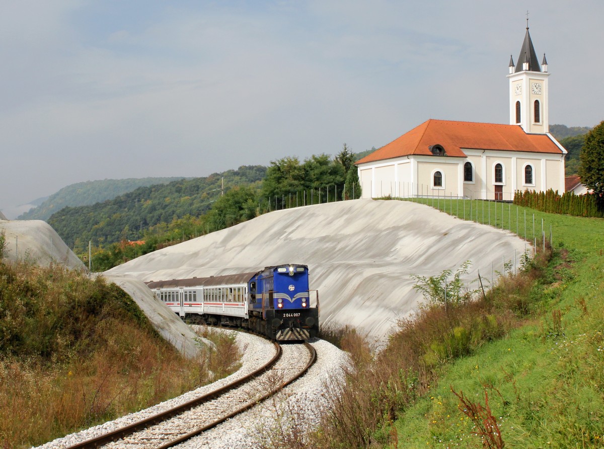 Die 2044 007 mit einem Pu nach Varaždin am 06.10.2015 unterwegs bei Podrute.