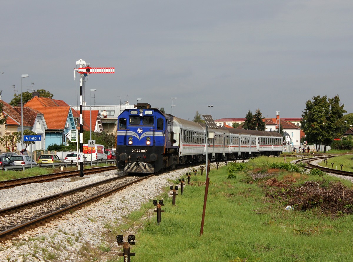 Die 2044 007 mit einem Pu nach Zagreb am 06.10.2015 bei der Ausfahrt aus Varaždin.