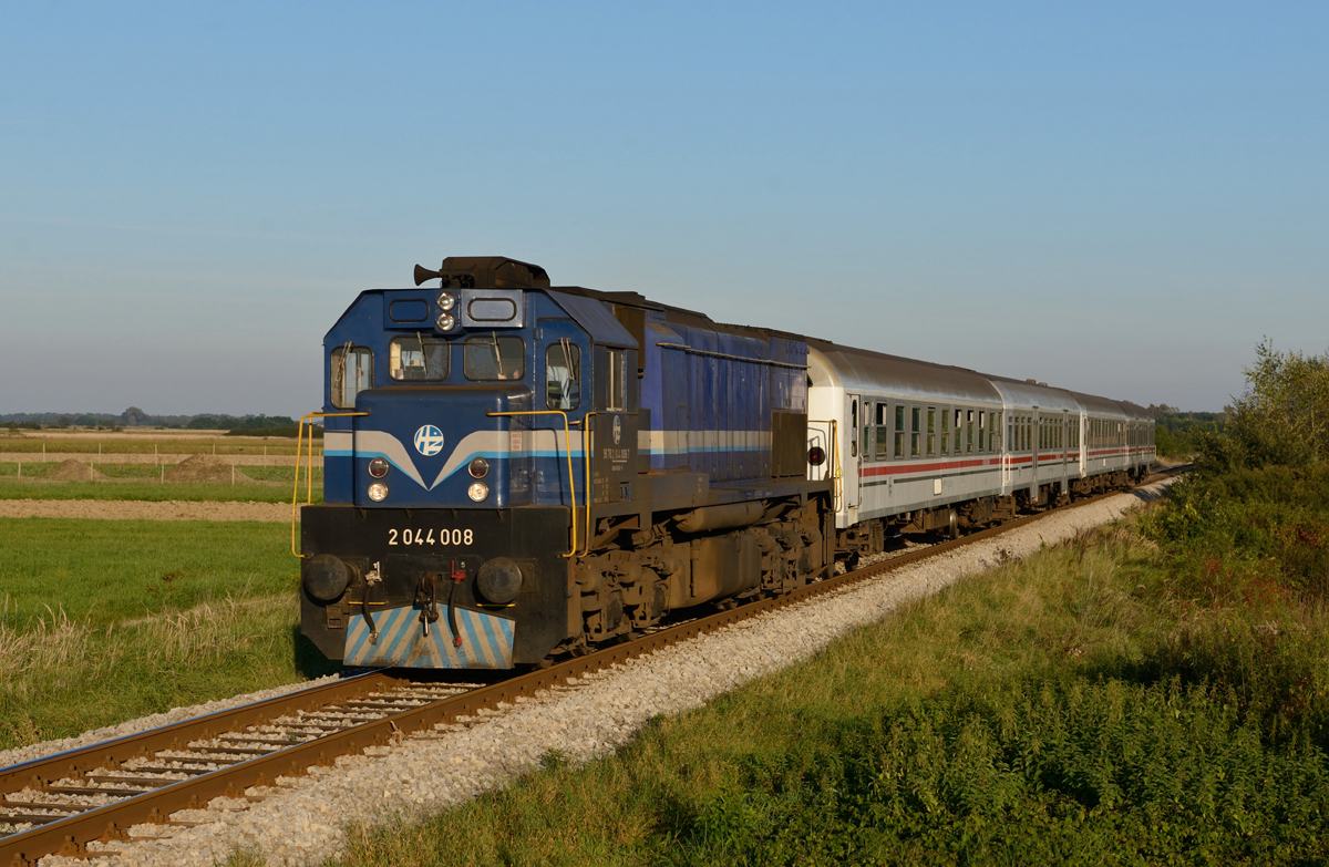 Die 2044 008 war am 29. Oktober mit dem Zug 995 von Kotoriba via Cakovec nach Zagreb unterwegs, und wurde von mir kurz vor Sonnenuntergang in Stefanec fotografiert.