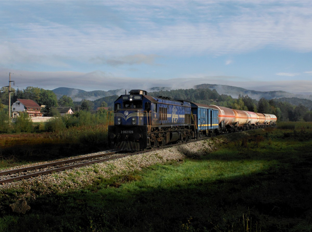 Die 2062 026 mit einem Gaskesselzug am 05.10.2015 unterwegs bei Gornji Kraljevec.