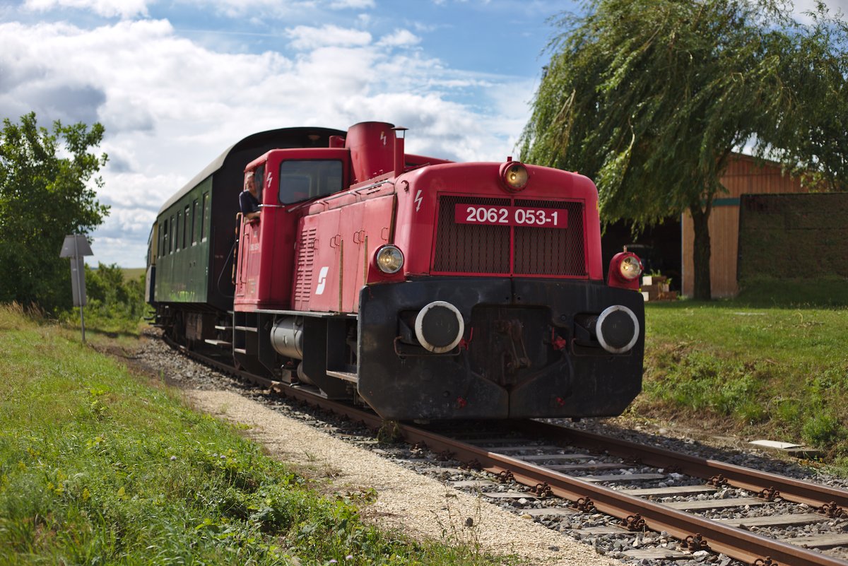 Die 2062 053 unmittelbar vor dem Bahnschranken in Wetzleinsdorf. (12.08.2017)
