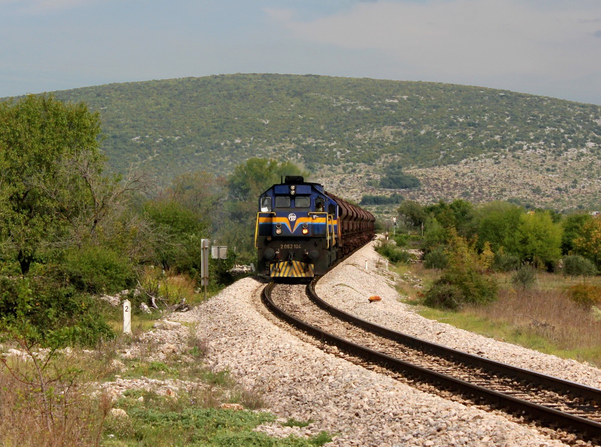 Die 2062 104 und die 2062 119 mit einem Güterzug am 01.10.2015 unterwegs bei Perković.