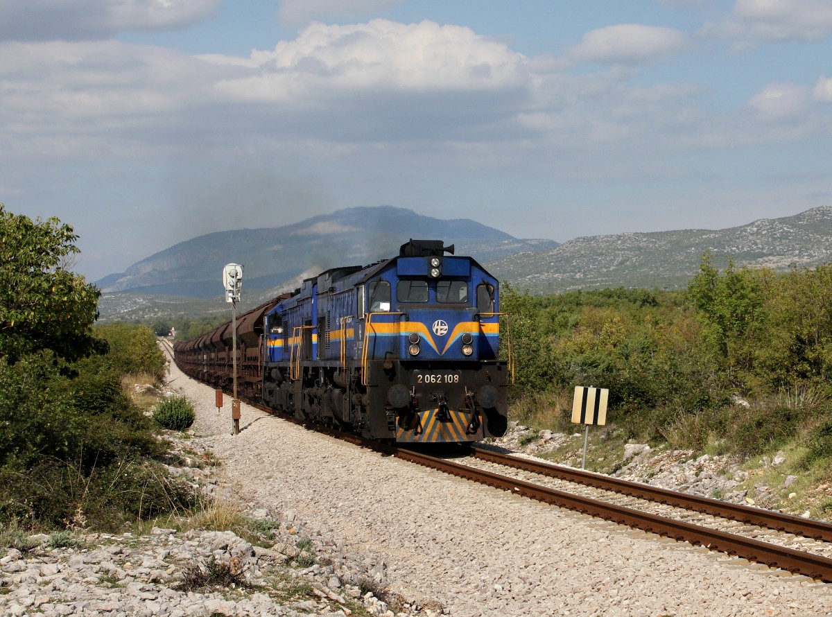 Die 2062 108 und die 2062 114 mit einem Güterzug am 02.10.2015 unterwegs bei Sedramić.