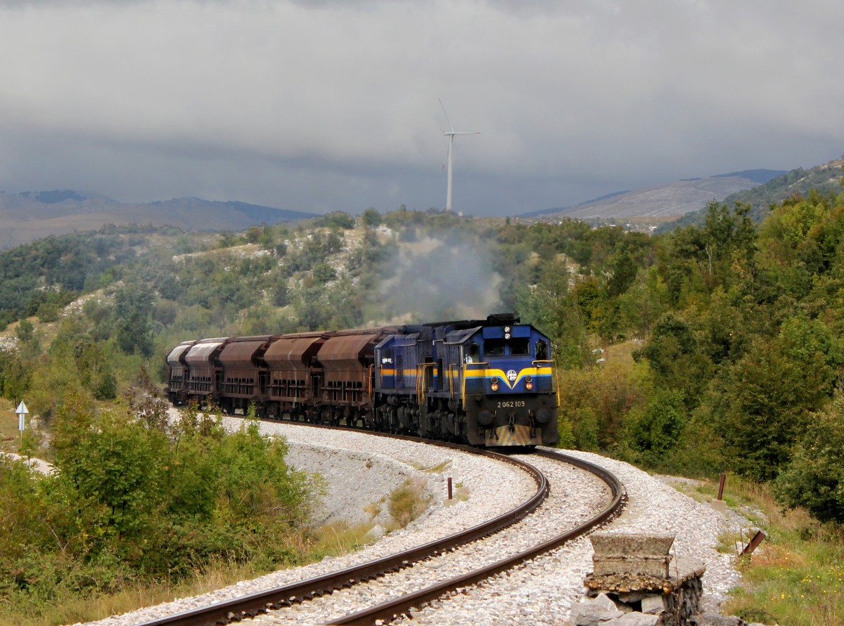 Die 2062 109 und die 2062 103 mit einem Güterzug am 30.09.2015 unterwegs bei Zrmanja.