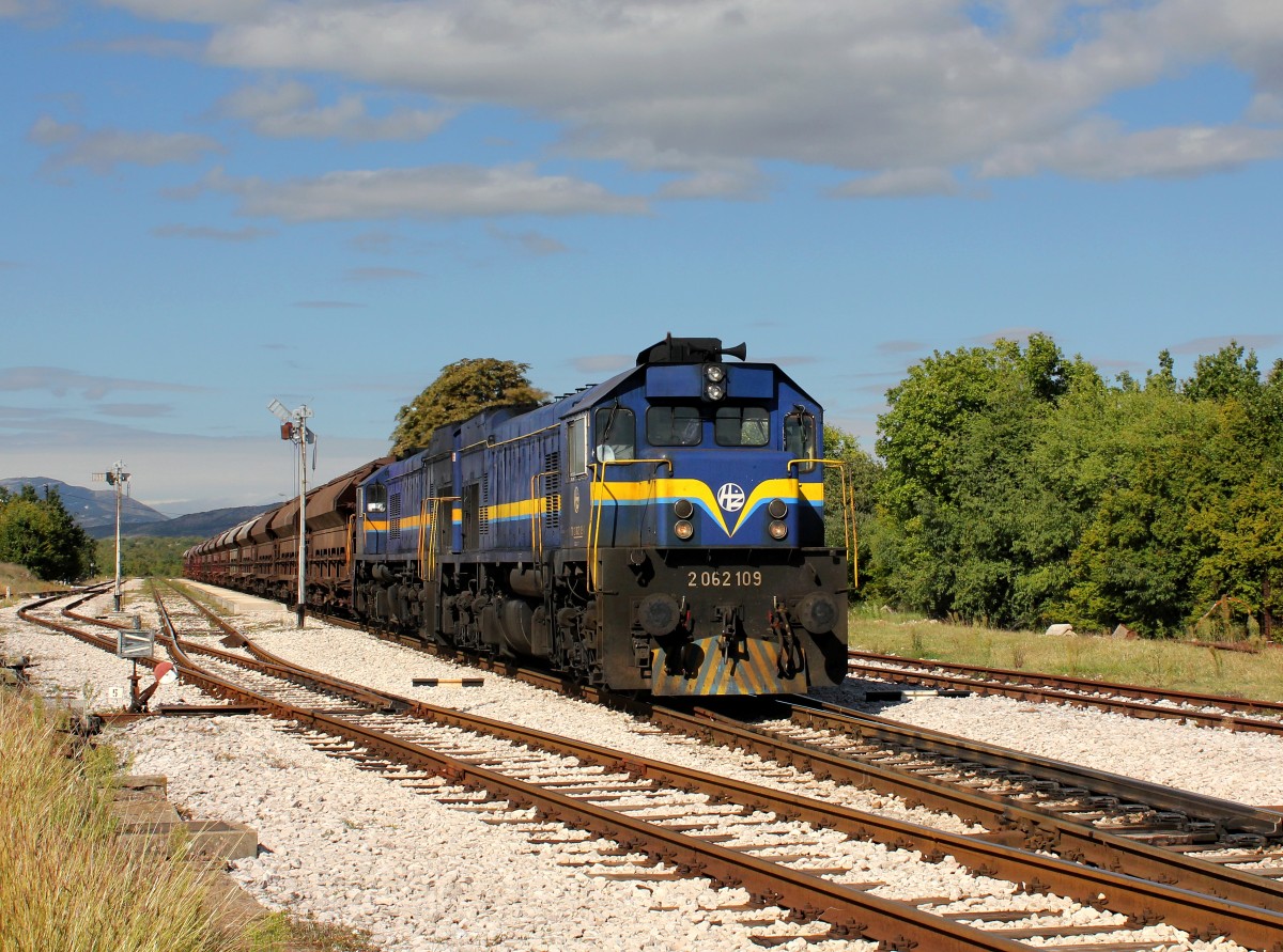 Die 2062 109 und die 2062 103 mit einem Güterzug am 30.09.2015 unterwegs bei Unešić.