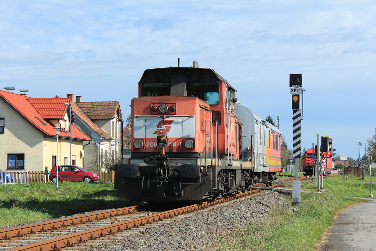 Die 2068 059 hatte am 22.10.2014 die Aufgabe den Hilfszug zur Unfallstelle im Bahnhof Mureck zu bringen bei dem die 2016 097 am 20.10.2014 entgleiste.