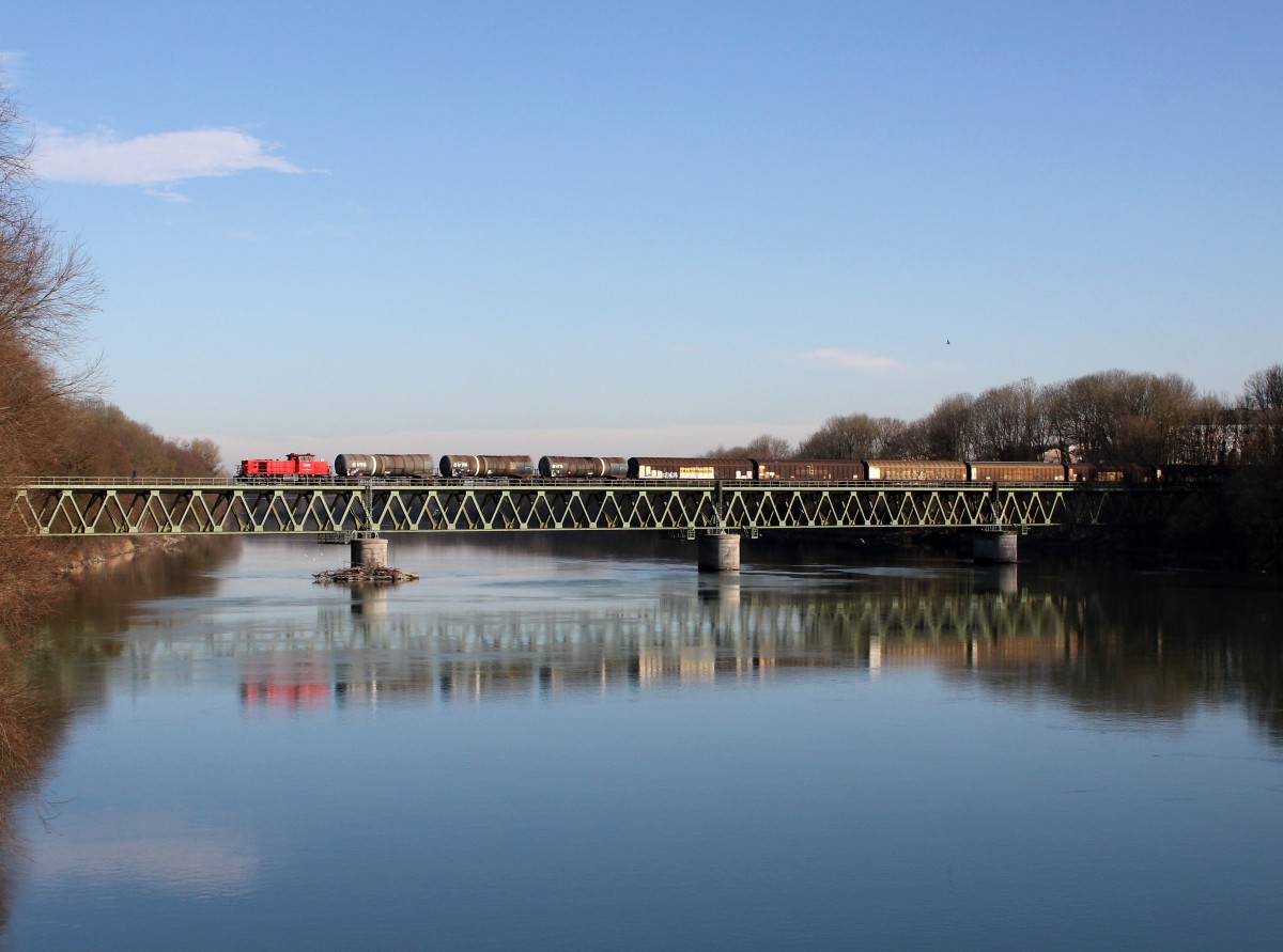 Die 2070 010 mit einem Güterzug am 07.02.2014 bei der Überfahrt über den Inn zwischen Simbach und Braunau.