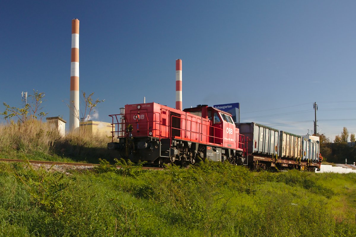 Die 2070.090 hat gerade in Wien Simmering einen Wagen abgeholt, und befindet sich nun auf der Rampe, wo sie in kürze in Wien Erdbergerlände zurückdrücken wird. (02.11.2018)