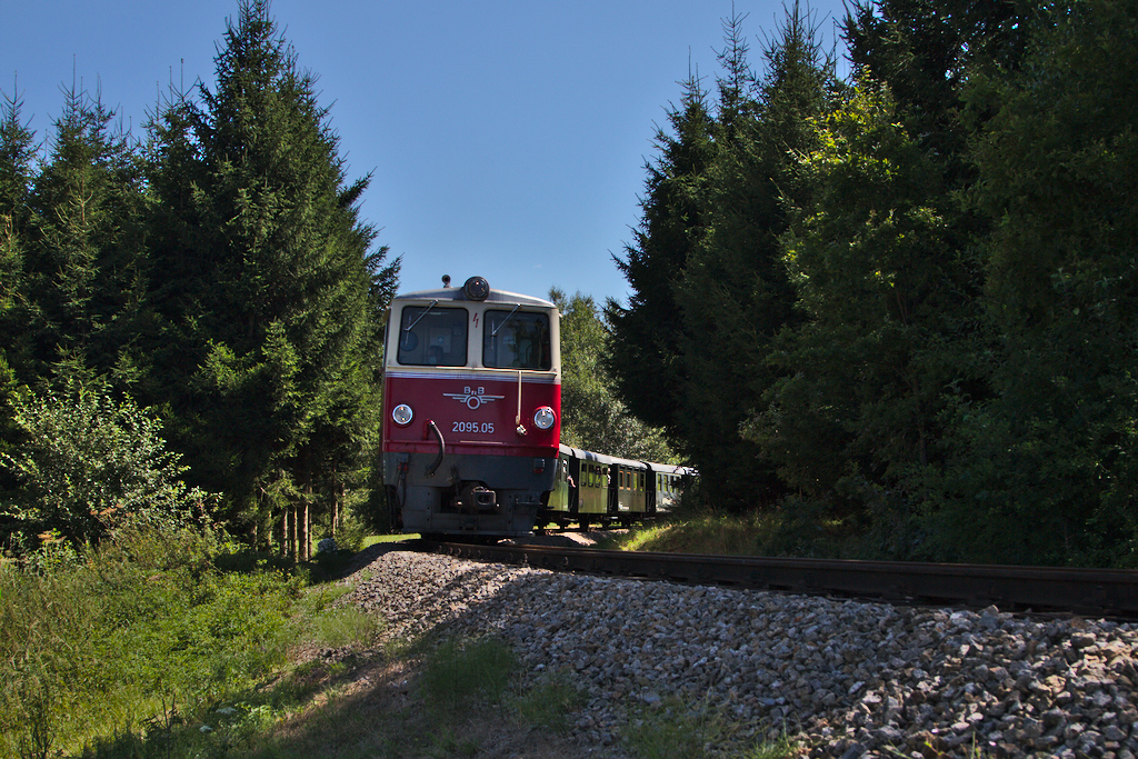 Die 2095.05 hatte den Berg bei Weitra fast erklommen, als diese Aufnahme entstanden ist. (17.08.2013)