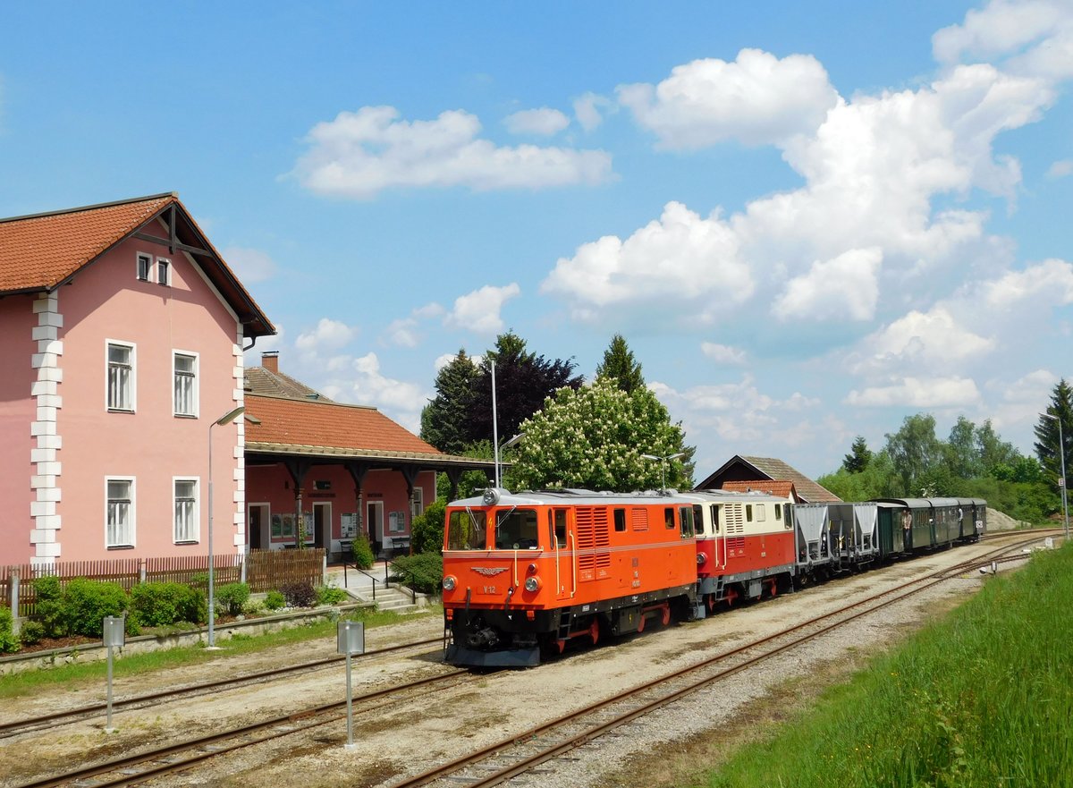 Die 2095er Dieselloks mit dem Jubiläum Sonderzug in Bahnhof Weitra.
Foto: Márk Németh  Weitra, 25.05.2019.
