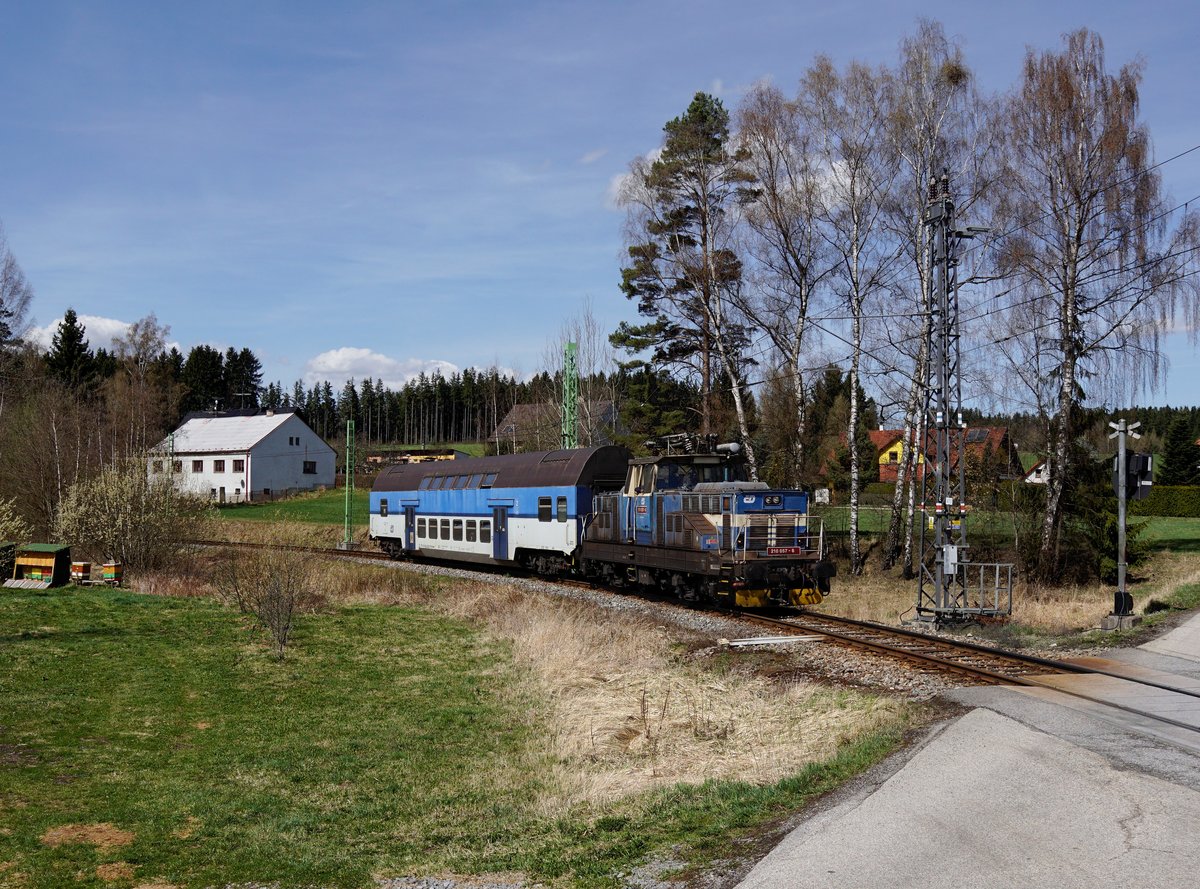 Die 210 057 mit einem Os nach Rybník am 14.04.2018 bei der Einfahrt in Rybník.