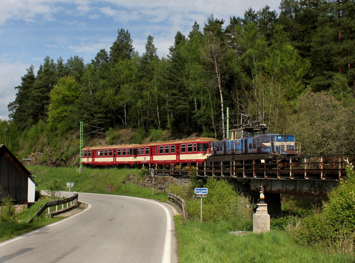 Die 210 057 mit einem Os nach Lipno nad Vltavou am 10.05.2014 unterwegs bei Vyšší Brod.