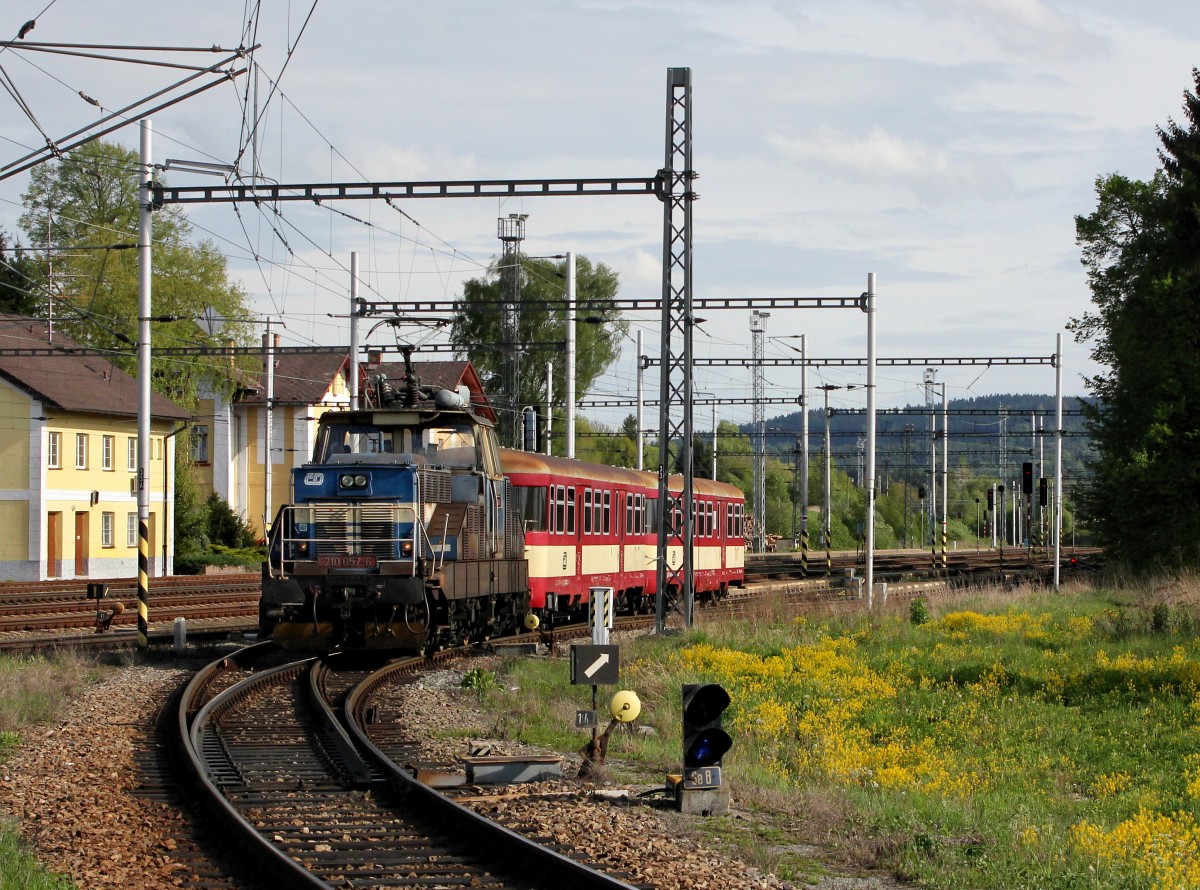Die 210 057 mit einem Os nach Lipno nad Vltavou am 10.05.2014 bei der Ausfahrt aus Rybník.