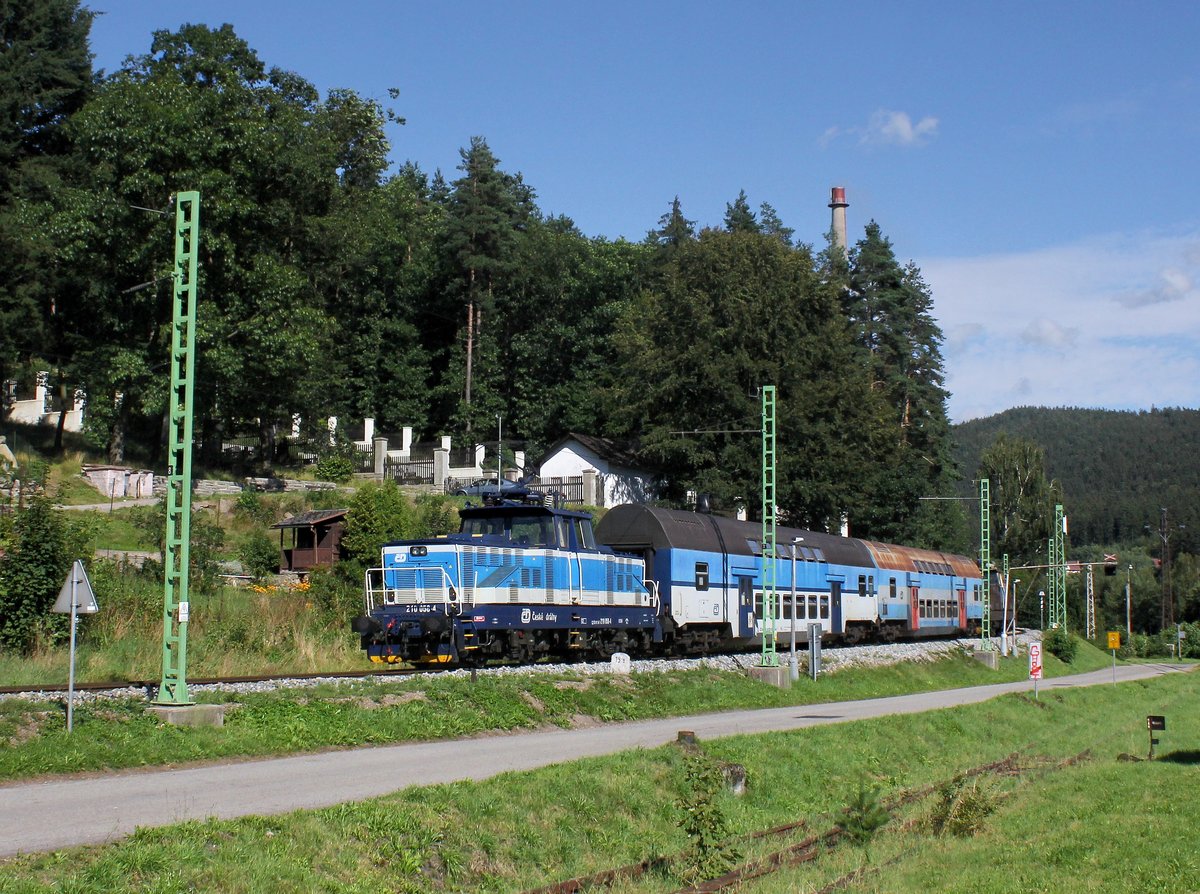 Die 210 058 mit einem Os nach Lipno nad Vltavou am 14.08.2016 unterwegs bei Loučovice.