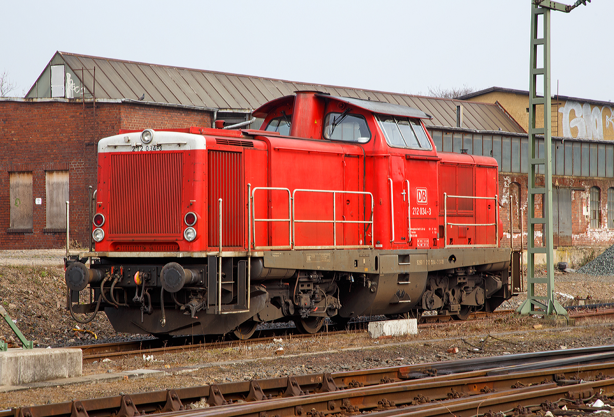 
Die 212 034-3 (92 80 1 212 034-3 D-DB) der  DB Fahrwegdienste GmbH (gehört zur DB Netz AG), ex DB V 100 2034, ist am 24.03.2015 im Bahnhof Gießen abgestellt. 

Die V 100.20 wurde 1963 von MaK unter der Fabriknummer 1000170 gebaut, 2004 erfolgte die z-Stellung, im Mai 2008 erfolgte die Wiederinbetriebnahme nach einer Modernisierung. 