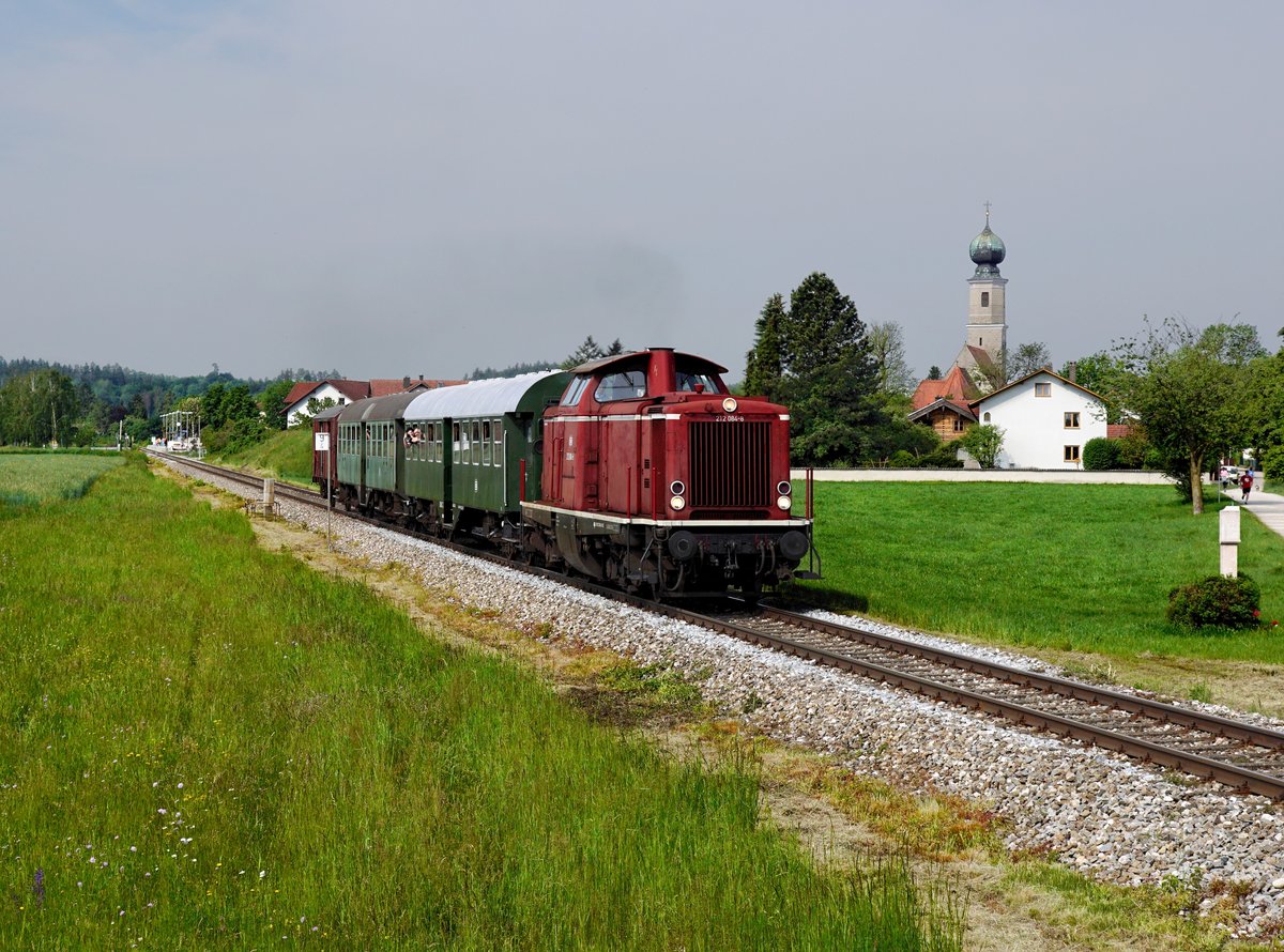 Die 212 084 mit einer RB nach Burghausen am 25.05.2019 unterwegs bei Heiligenstatt.