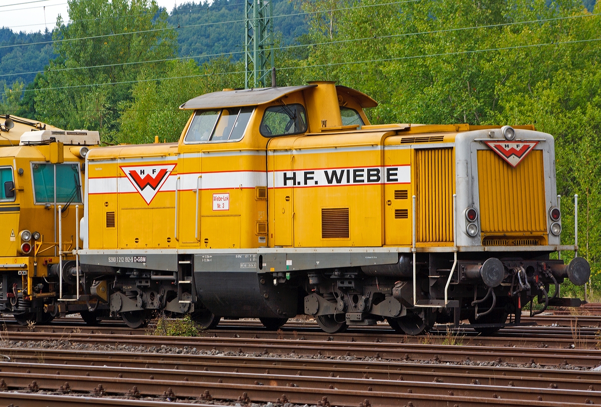 Die 212 192-9, H.F. Wiebe Lok Nr. 3  Achim  (ex DB V 100 2192), abgestellt am 07.09.2013 in Betzdorf/Sieg.
 
Die V 100.20 wurde 1964 unter der Fabriknummer 13668 von Jung, Jungenthal bei Kirchen a.d. Sieg gebaut und als V 100 2192 an die DB ausgeiefert, 1968 erfolgte die Umzeichnung in 212 192-9, die Ausmusterung bei der DB erfolgte 1993 und ging dann 1994 an H.F. Wiebe.
 
Die Baureihe V 100.20 bzw. 212 ist eine leistungsstärkere Variante der V 100, sie war für den Haupt- und Steilstreckendienst vorgesehen. Die Höchstgeschwindigkeit beträgt 100 km/h, die Motorleistung beträgt 993 kW (1.350 PS). 
Sie trägt die NVR-Nummer 92 80 1212 192-8 D-GBM.