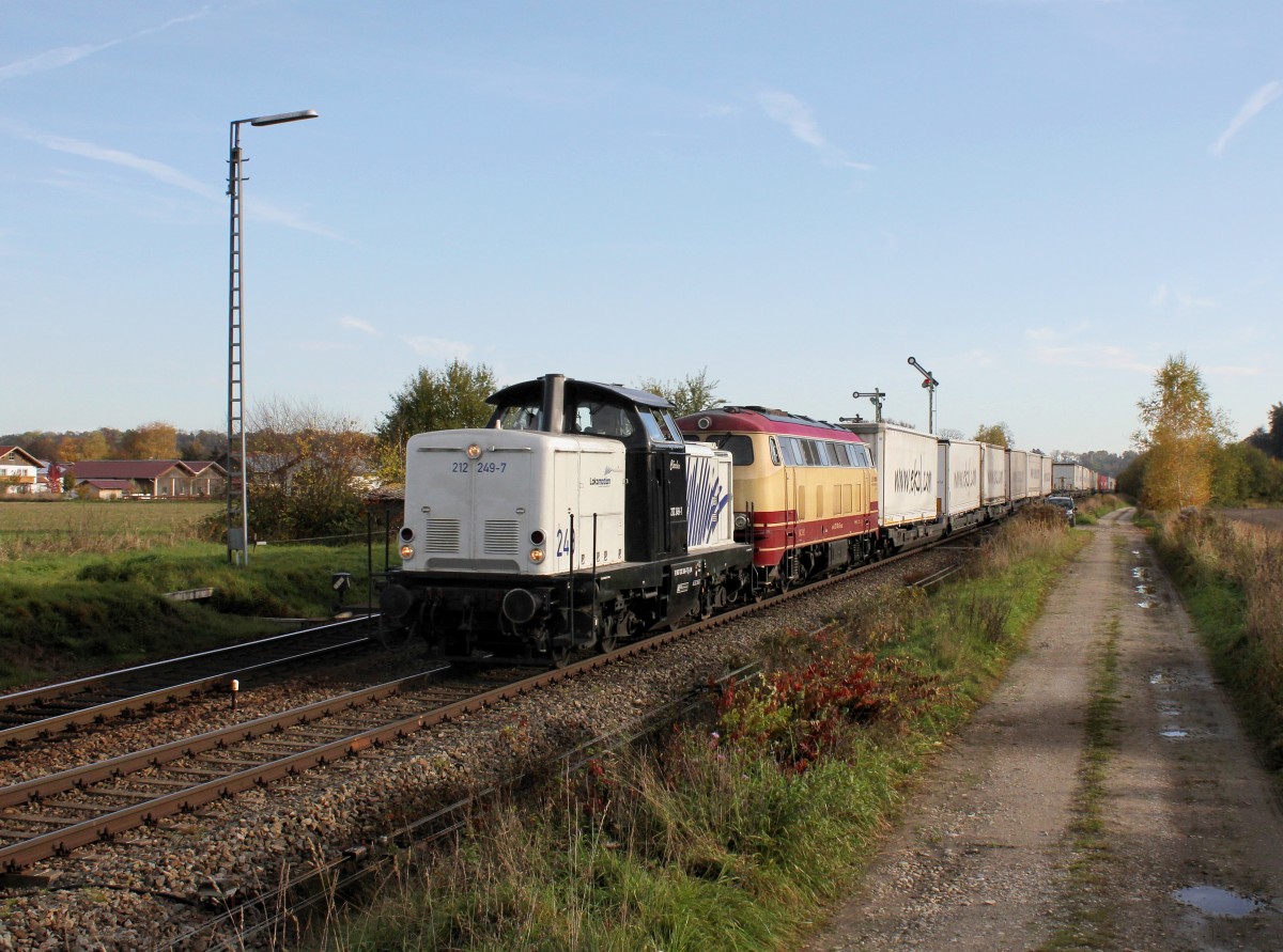 Die 212 249 und die 217 002 mit einem KLV-Zug am 26.10.2013 bei der Durchfahrt in Tling.