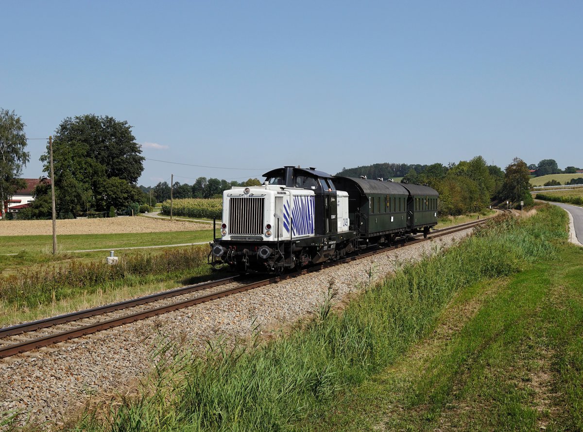 Die 212 249 mit einem leer Reisezug am 17.08.2018 unterwegs bei Dorfen.