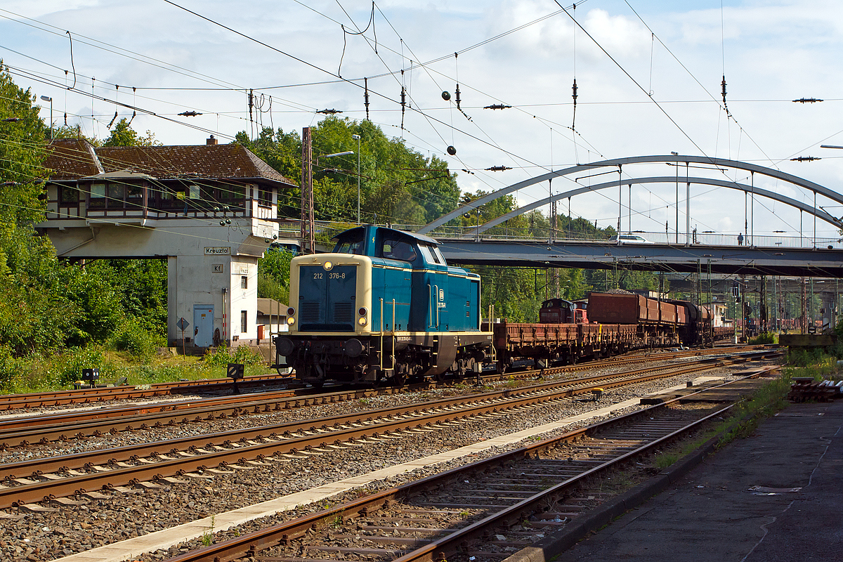
Die 212 376-8 der Aggerbahn (Andreas Voll e.K., Wiehl), ex DB V 100 2376, ex DB 212 376-8, fährt am 16.08.2014 einen Schotterzug von Kreuztal in Richtung Ferndorf los.