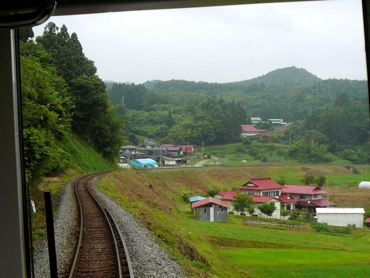 Die Ôfunato-Linie - Sommer und Winter: Auf der Bergstrecke im Triebwagen KIHA 100-42 zwischen Mataki und Rikuchû Kanzaki, 9.Juli 2010. 
