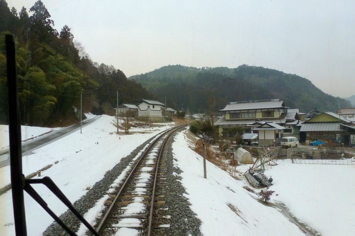 Die Ôfunato-Linie - Sommer und Winter: Auf der Bergstrecke im Triebwagen KIHA 100-8 nach Rikuchû Kanzaki, 15.Februar 2013. 