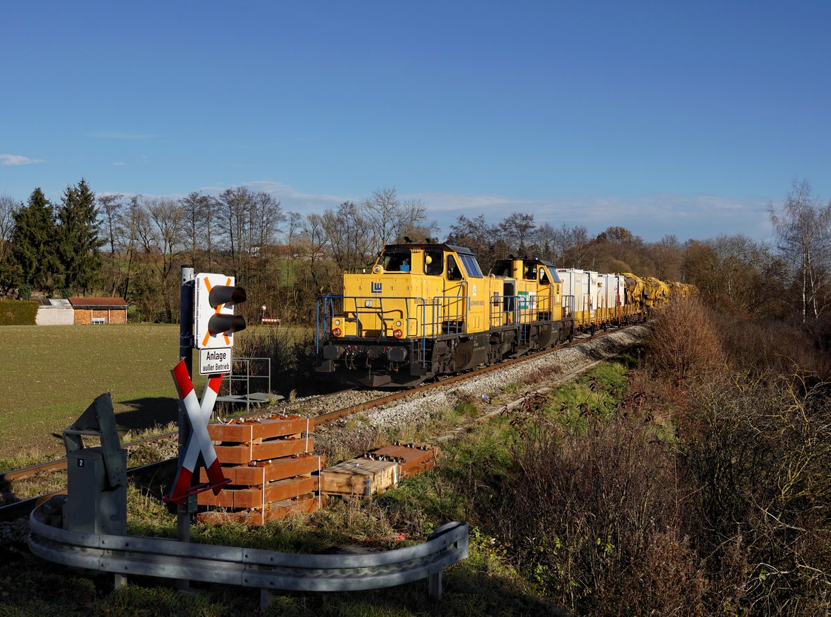 Die 214 008 und die 214 010 mit einem Bauzug am 22.11.2020 unterwegs bei Eggenfelden.