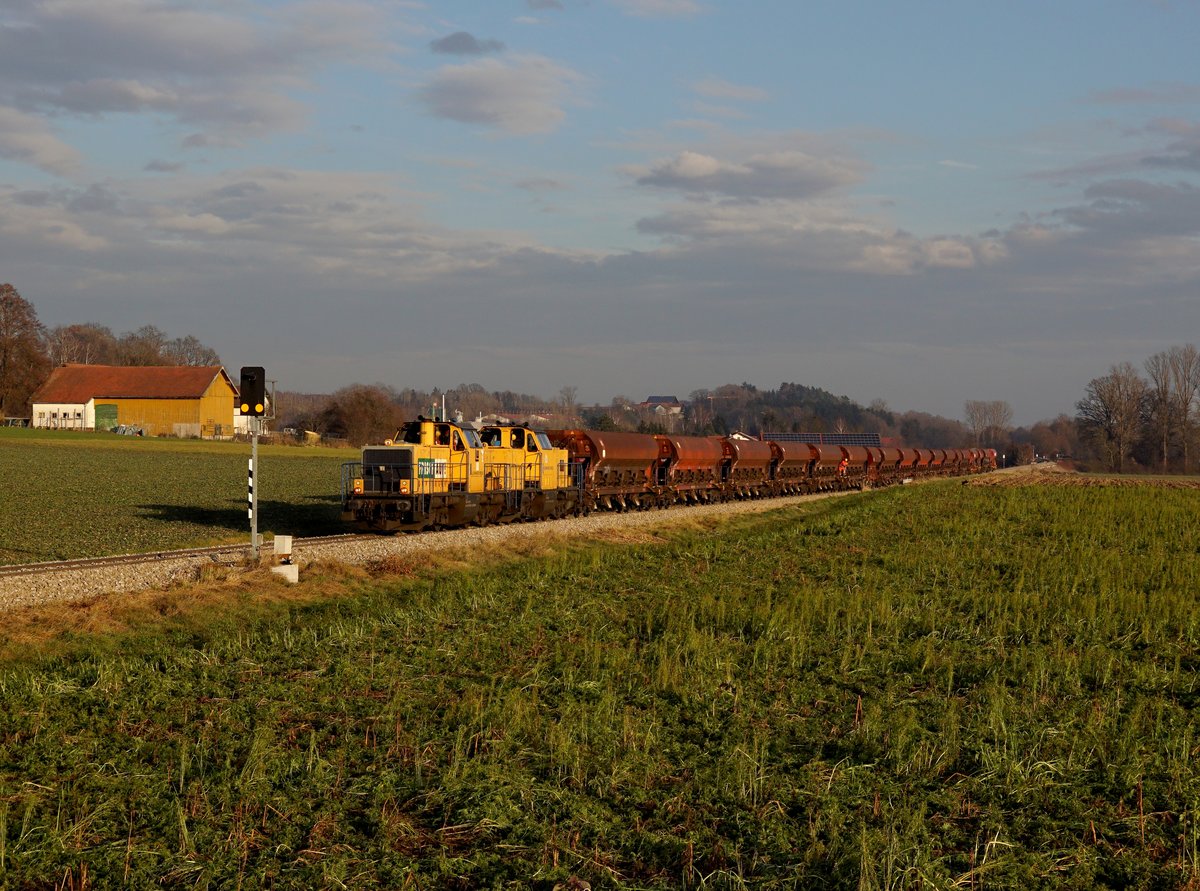 Die 214 010 und die 214 008 mit einem Schotterzug  am 05.12.2020 unterwegs bei Hebertsfelden.