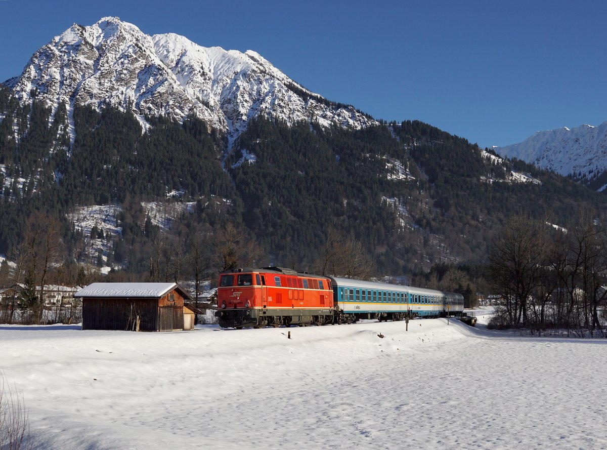 Die 2143 021 mit einem ALX nach München am 24.12.2017 unterwegs bei Oberstdorf.