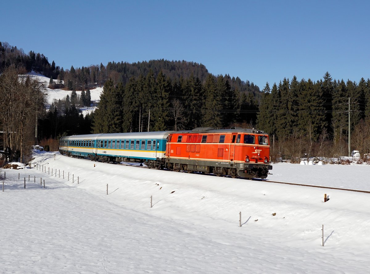Die 2143 021 mit einem ALX nach Oberstdorf am 24.12.2017 unterwegs bei Oberstdorf.