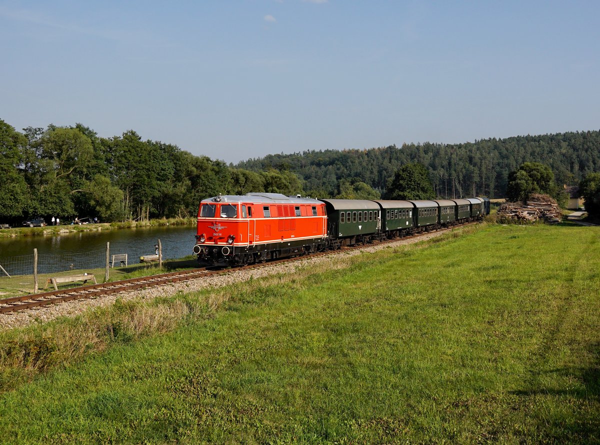 Die 2143 056 mit einem dem Reblaus Express nach Drosendorf am 31.08.2019 unterwegs bei Hessendorf.