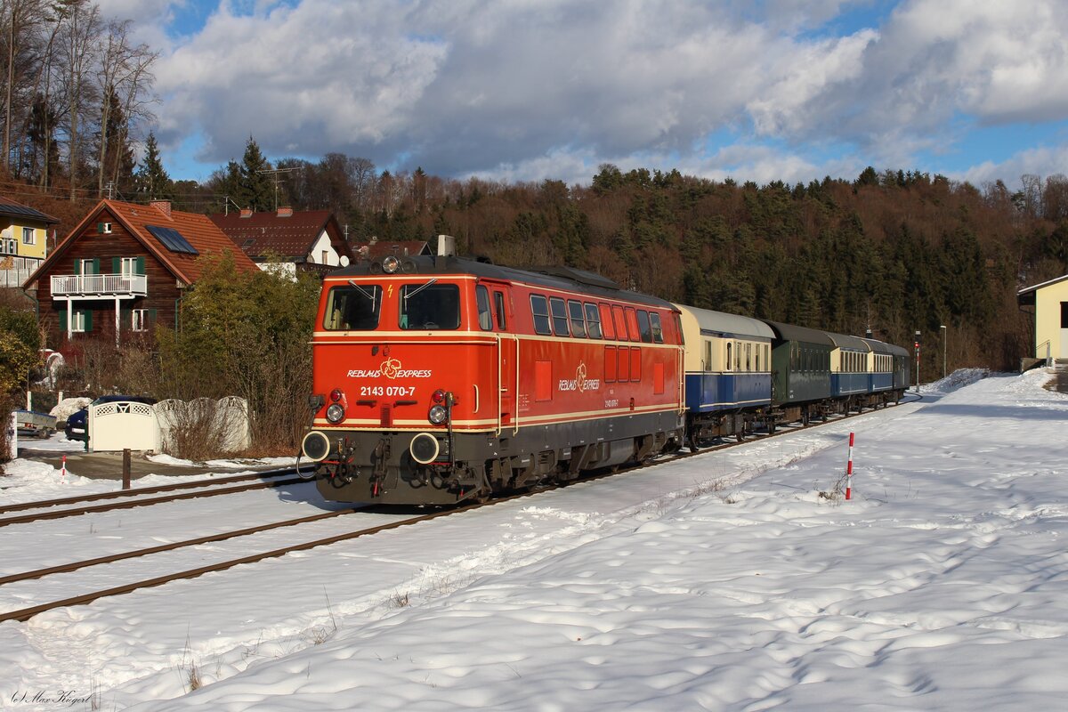 Die 2143 070 vom Verein  Neue Landesbahn  fuhr am 10.1.2026 von Fehring nach Mistelbach.
Es wurden von Gleisdorf drei Wagen abgeholt und in die Heimat überstellt.
Im Bahnhof Laßnitzhöhe strahlte die Sonne auf den nostalgischen Zug und den frischen Schnee der letzten Tage.