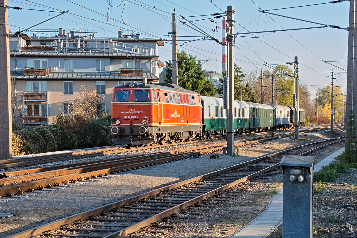 Die 2143.070 war den gesamten Sommer zwischen Retz und Drosendorf für den Reblausexpress im Einsatz. Am 6. November war noch einmal ein direkter Zug zu einem Ripperlessen nach Langau unterwegs, den wiederum die 2143.070 bespannt hat. Enstanden ist die Aufnahme bei der Einfahrt  in den Bahnhof Korneuburg.