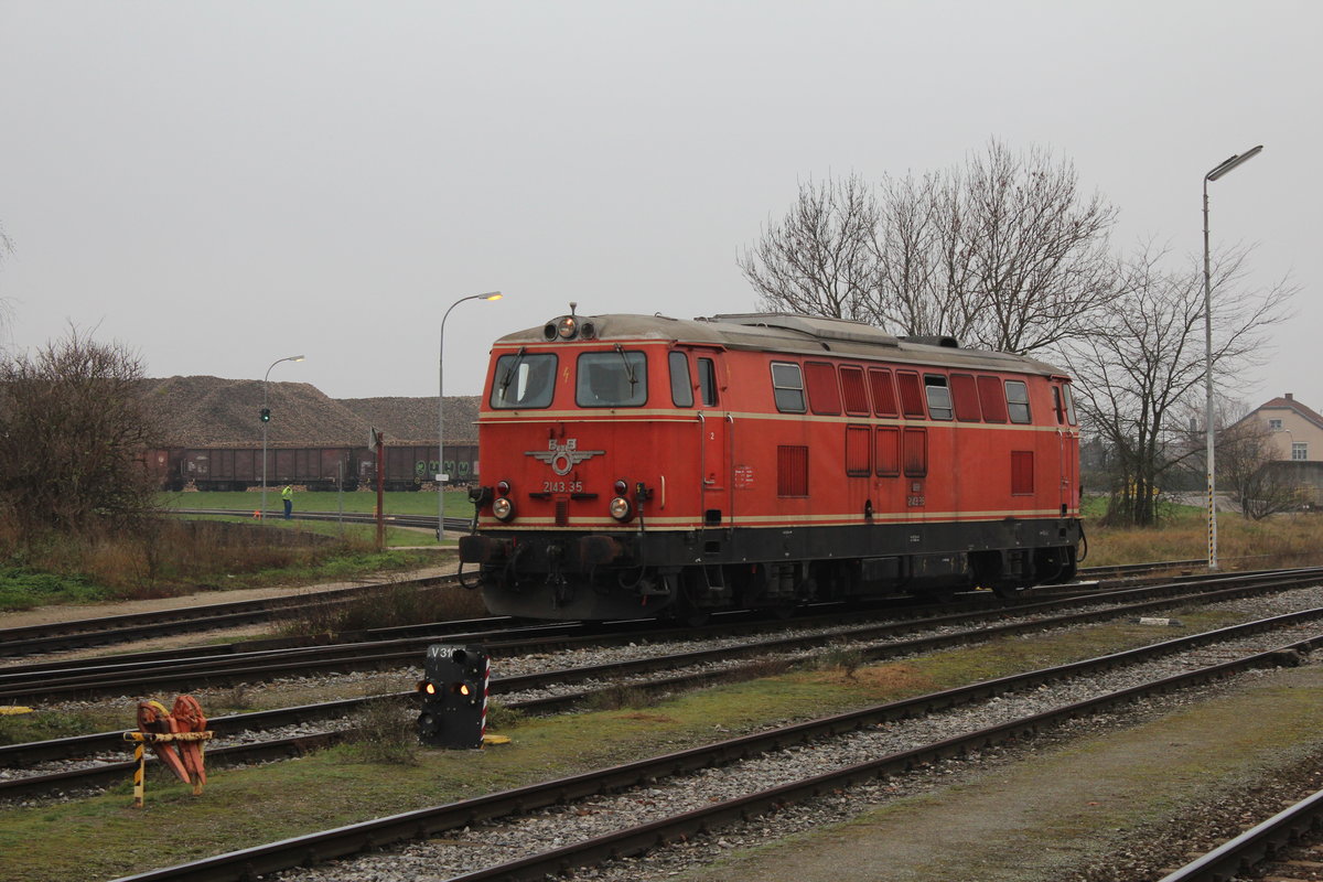 Die 2143.35 beim Verschieben als Verschubreserve St6 in Siebenbrunn-Leopoldsdorf am 24.11.2017.
Das nebelige Wetter ist typisch fürs Weinviertel im Herbst.
