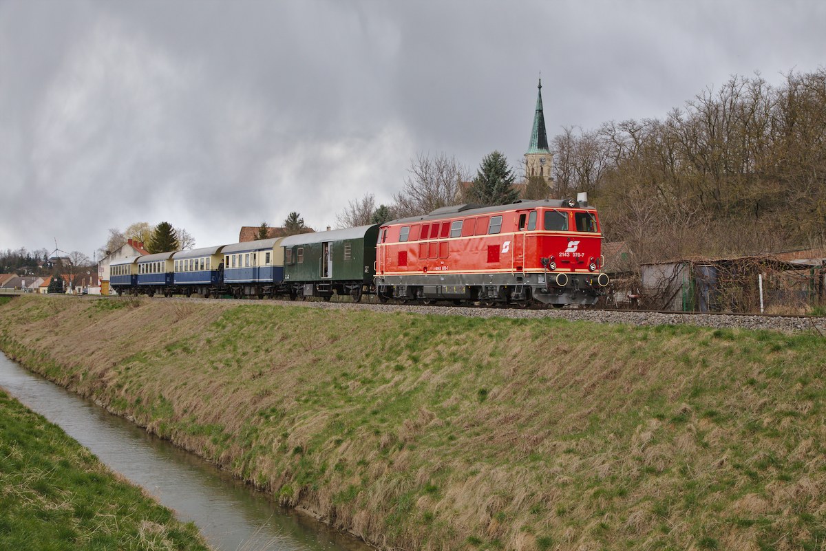 Die 2143.70 mit Ihrem Zug von Mistelbach nach Dobermannsdorf ist hier in Dobermannsdorf zu sehen. (06.04.2015)