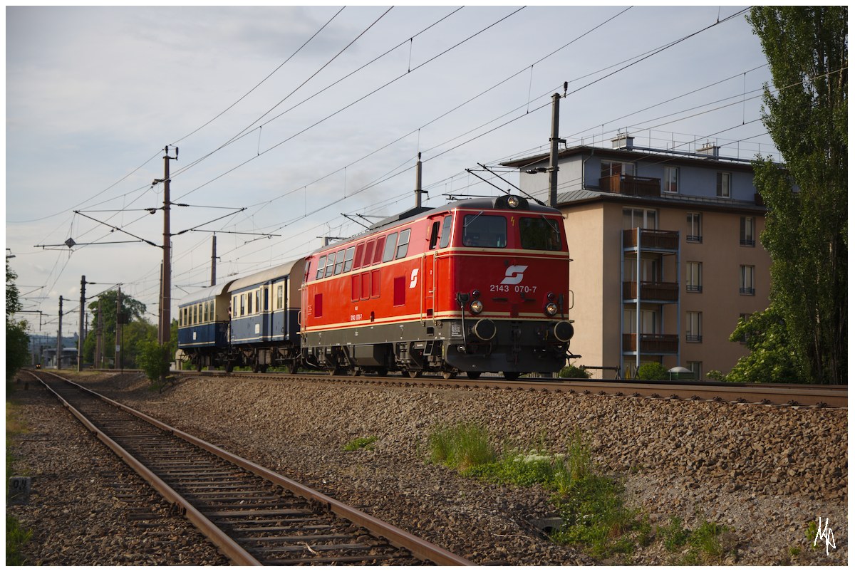 Die 2143.70 verlässt am 9. Mai mit ihrem kurzen Zug gerade den Bahnhof Korneuburg in Richtung Wien. (09.05.2015)