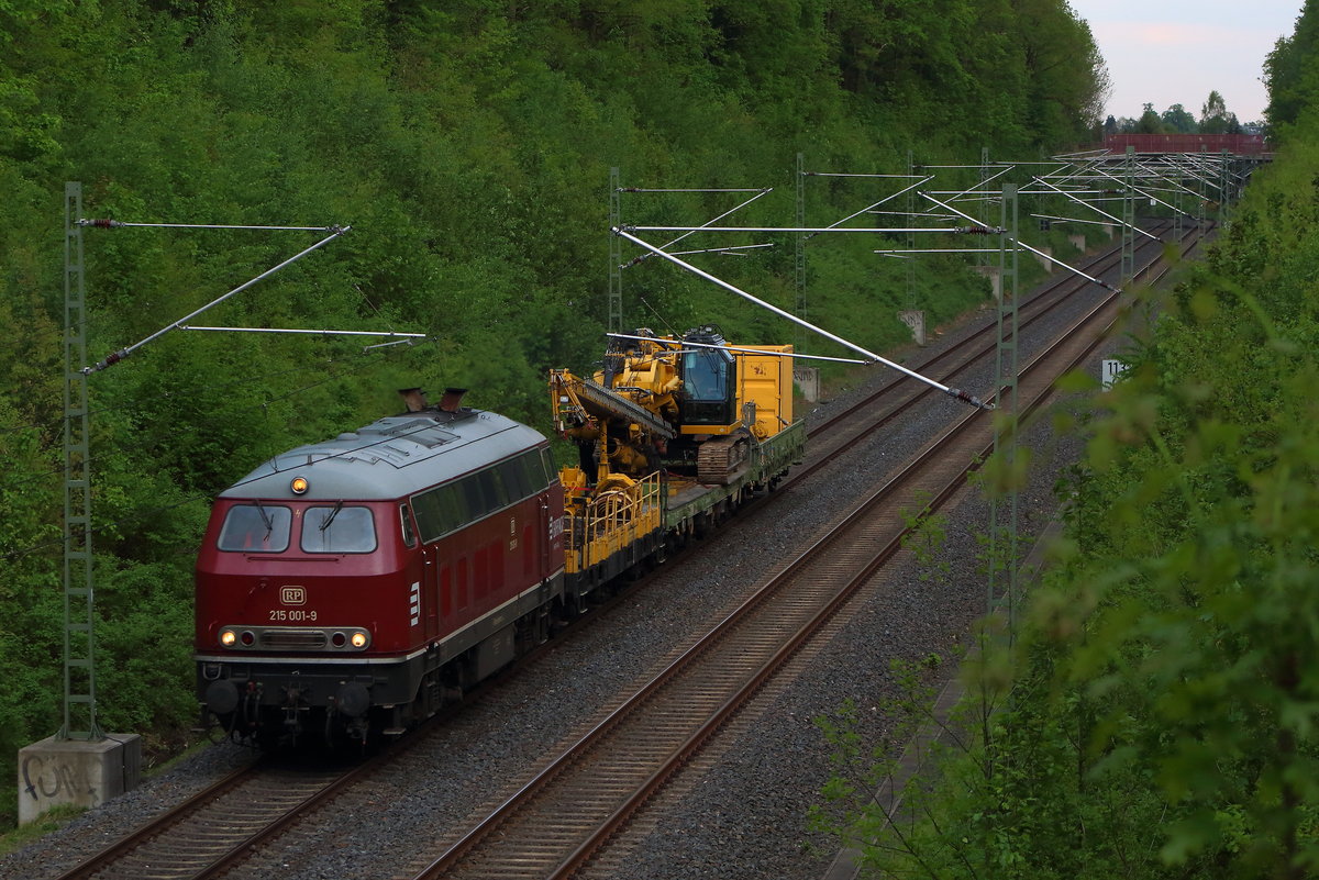 Die 215 001 von RP GmbH mit Ramme unterwegs im Vogtland. Aufgenommen am 18.05.2017