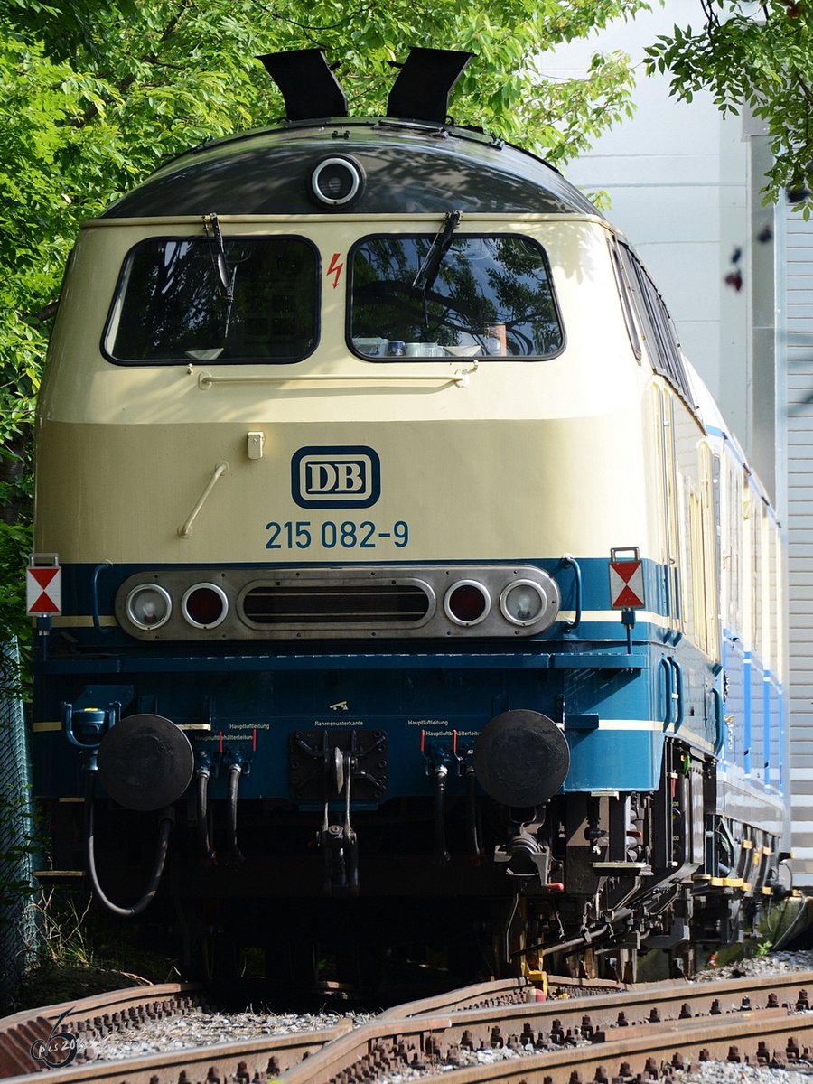 Die 215 083-9 war in Hattingen abgestellt. (Aufnahme vom 09.06.2016)