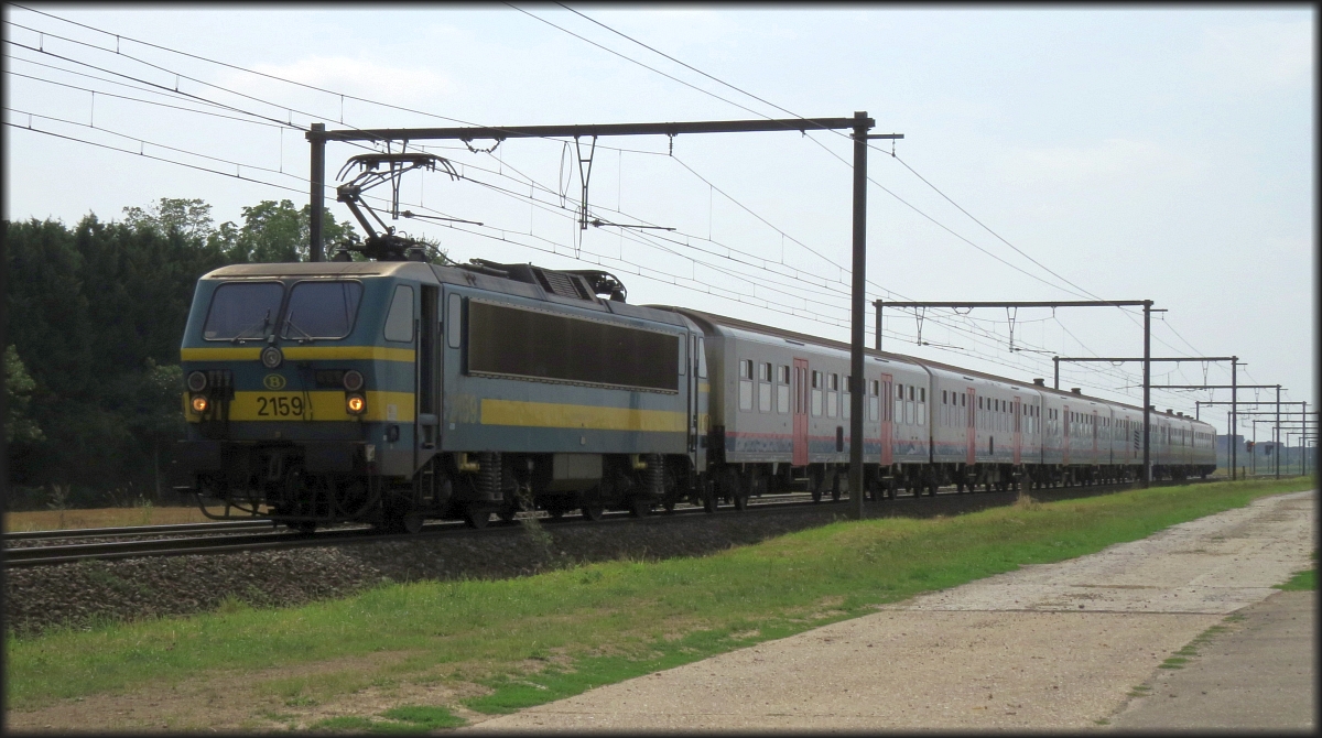 Die 2159 der SNCB/NMBS ist mit ihren Personenzug in Richtung Hasselt unterwegs. Hier zu sehen unweit von Tongeren (B) bei Nerem am 17.Aug.2018.